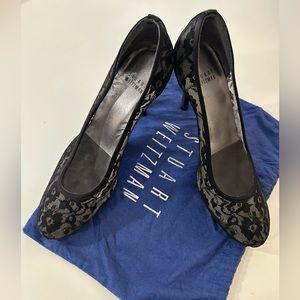 Elegant Stuart Weitzman Lace High Heels. Circa 1990’s. 4.5” Satin Heels. Size 10